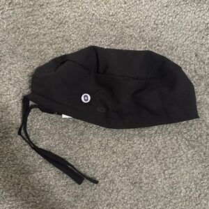 FIGS Black Scrub Cap w/ Pips